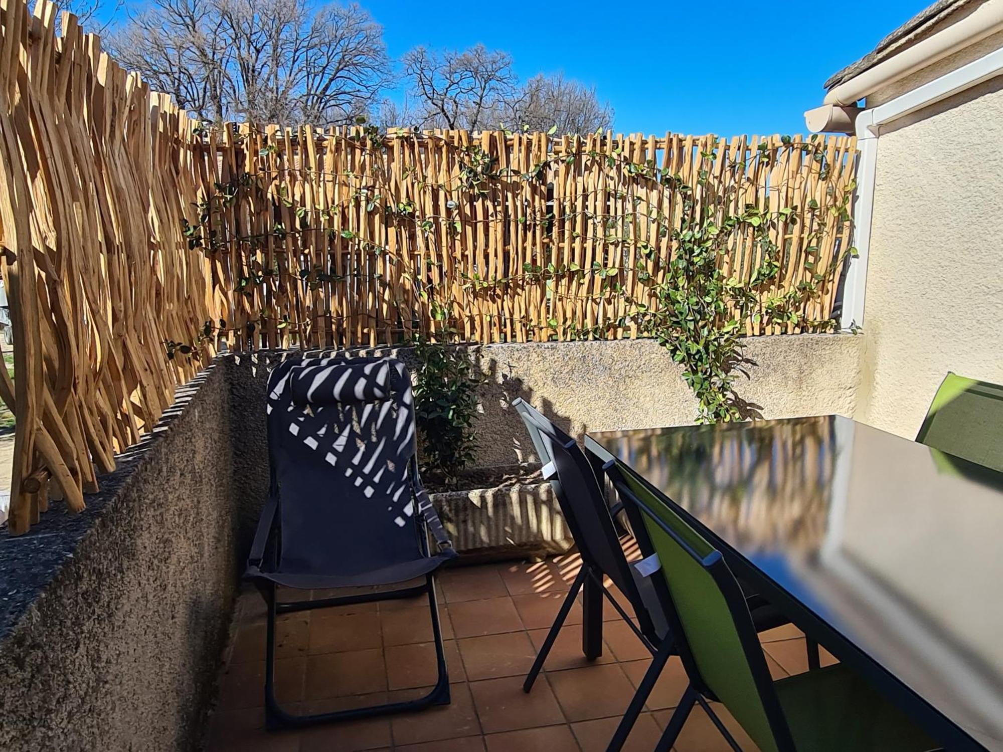 Les Oliviers Apartment Ansouis Екстериор снимка